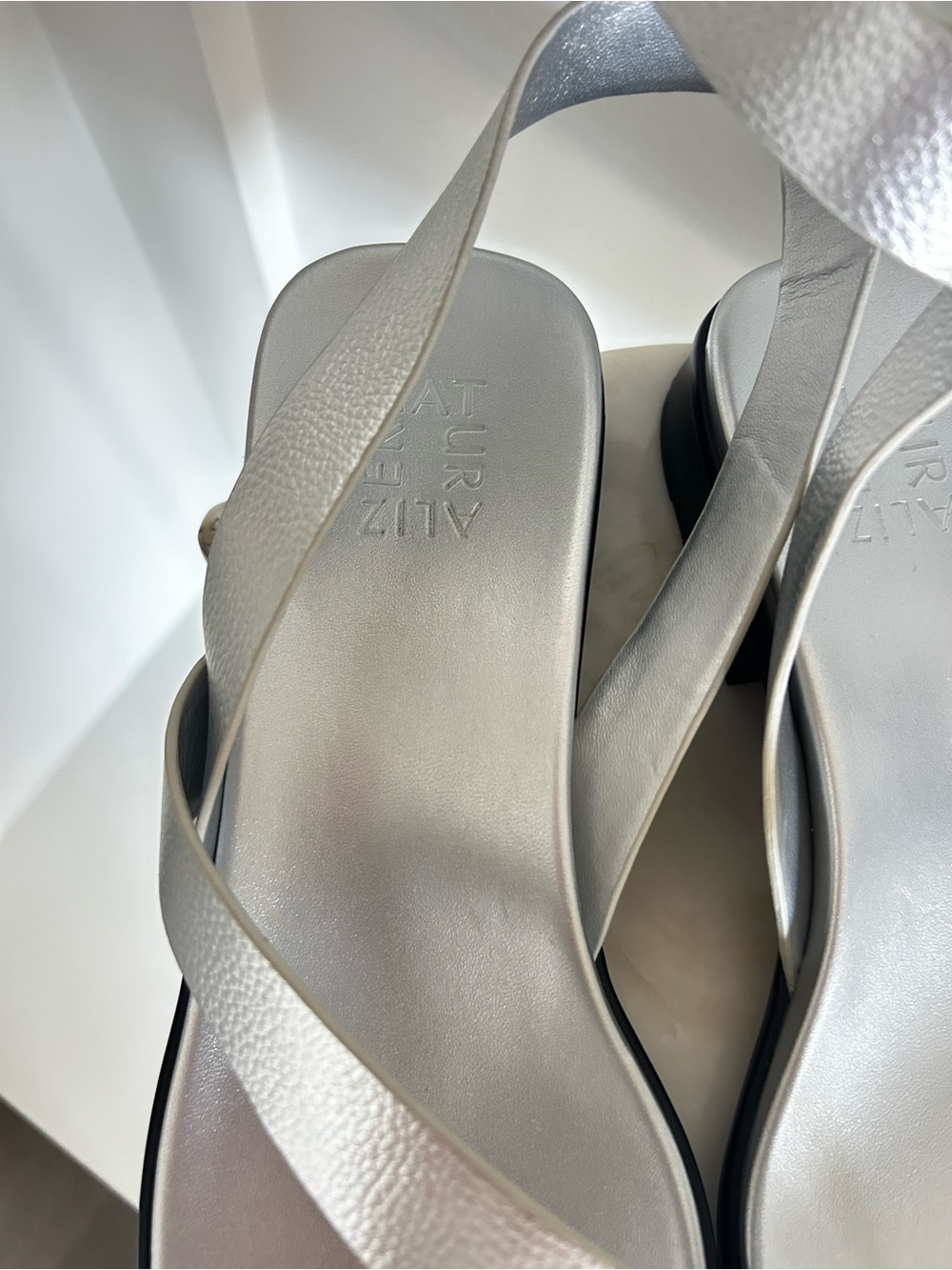 Naturalizer Birch Silver Metallic Leather Toe Loop Sandals Size 9 Comfort Flat - Picture 6 of 10